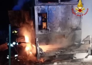 Tertenia: a fuoco due autocarri, sul posto i vigili del fuoco