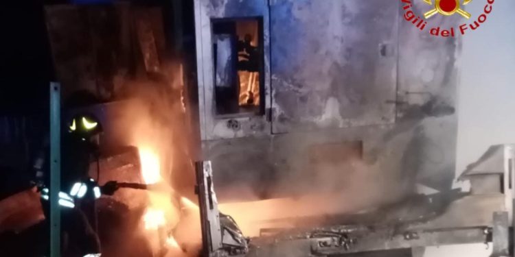 Tertenia: a fuoco due autocarri, sul posto i vigili del fuoco