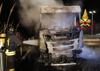 Incendio di un camion in sosta, ad Assemini, presso l’area parcheggi di un centro commerciale per la vendita di generi alimentari