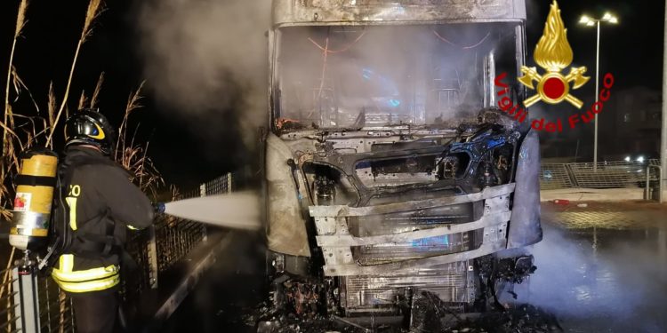 Incendio di un camion in sosta, ad Assemini, presso l’area parcheggi di un centro commerciale per la vendita di generi alimentari