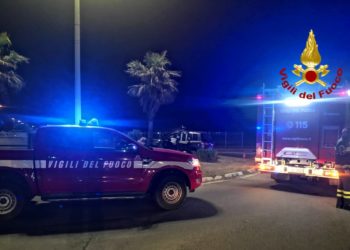 Incidente stradale in viale Poetto, i vigili del fuoco hanno estratto un uomo da un’auto