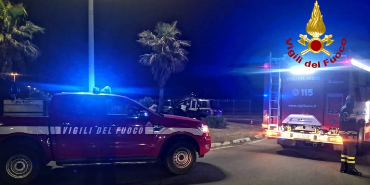 Incidente stradale in viale Poetto, i vigili del fuoco hanno estratto un uomo da un’auto