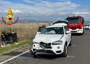Incidente stradale sul Lungomare Poetto, sul posto i vigili del fuoco che hanno estratto due persone da un’auto
