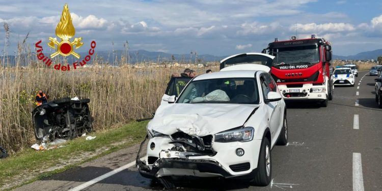 Incidente stradale sul Lungomare Poetto, sul posto i vigili del fuoco che hanno estratto due persone da un’auto