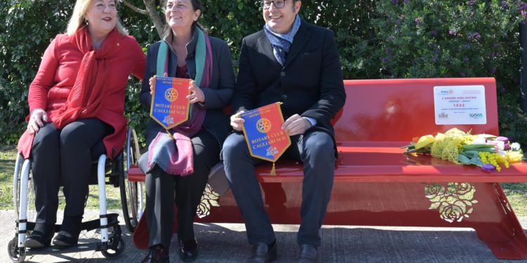 Cagliari: al Parco di Terramaini una panchina rossa contro la violenza sulle donne