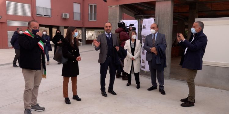 Oristano: consegnate le chiavi di 42 alloggi popolari di Area alla presenza dell’assessore regionale dei Lavori pubblici