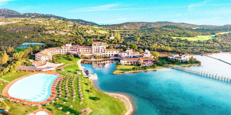 Costa Smeralda, l’Hotel Cala di Volpe inizia in anticipo la stagione. Prima storica apertura a marzo per l’evento di lancio di un’auto di lusso