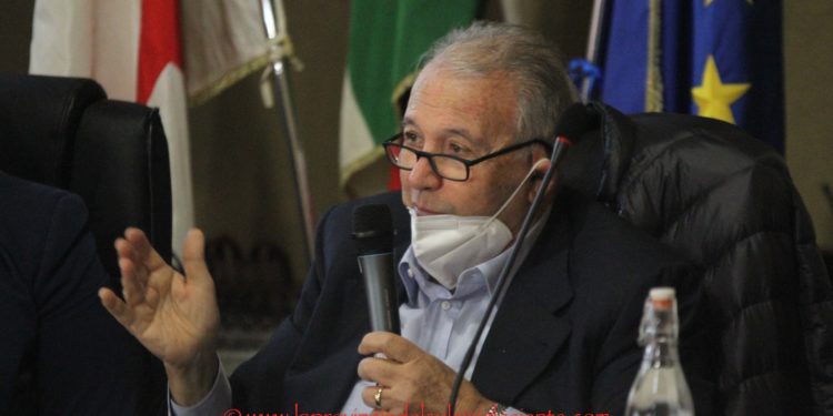 Il leader dell’Udc Giorgio Oppi interviene dopo le dichiarazioni fatte dal capogruppo della Lega Pierluigi Saiu