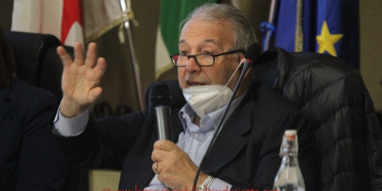 Il leader dell’Udc Giorgio Oppi interviene dopo le dichiarazioni fatte dal capogruppo della Lega Pierluigi Saiu