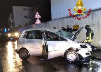 La Maddalena: incidente stradale in via Ammiraglio Mirabello, sul posto i vigili del fuoco