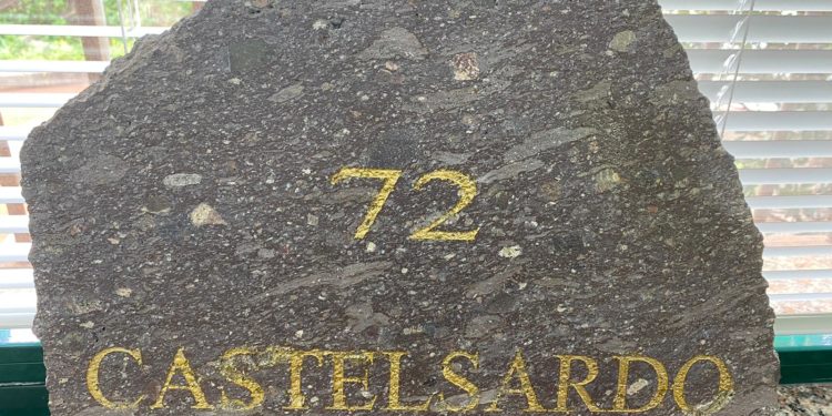 Castelsardo: una pietra per i caduti castellanesi nel memoriale “Nuraghe Chervu” di Biella