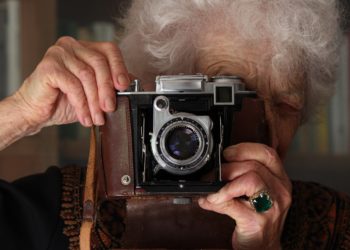 Il mondo a scatti”: l’ultimo film di Cecilia Mangini a Carbonia, Oristano ed Alghero