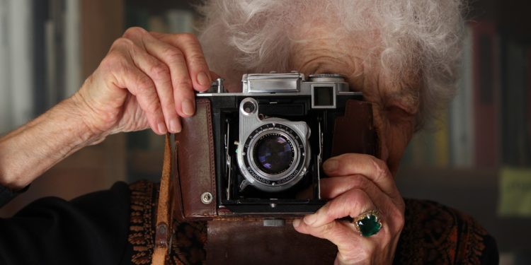 Il mondo a scatti”: l’ultimo film di Cecilia Mangini a Carbonia, Oristano ed Alghero