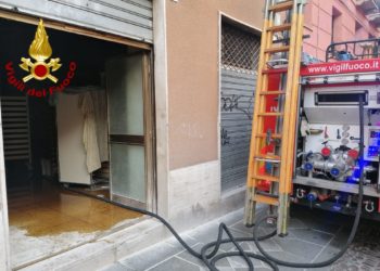 I vigili del fuoco di Cagliari sono intervenuti per spegnere un incendio in un panificio di via Alberto Lamarmora