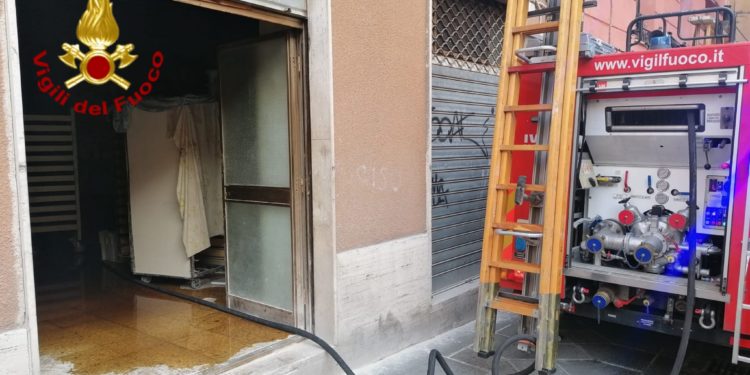 I vigili del fuoco di Cagliari sono intervenuti per spegnere un incendio in un panificio di via Alberto Lamarmora