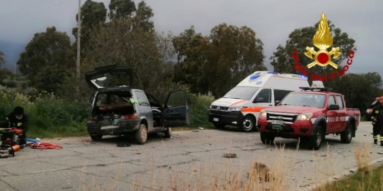 Scontro tra un’utilitaria ed un pick up sulla SP 99, sul posto i vigili del fuoco ed i carabinieri, un ferito