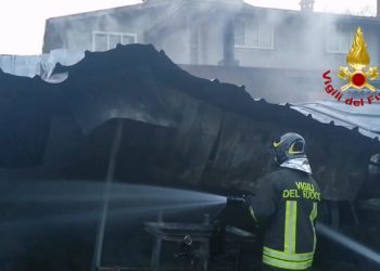 Samassi: incendio di una struttura adibita a deposito attrezzi agricoli, in corso le operazioni di spegnimento e di messa in sicurezza dell’area