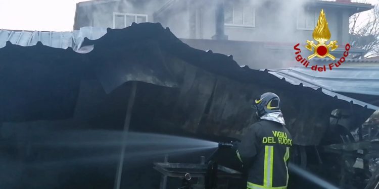 Samassi: incendio di una struttura adibita a deposito attrezzi agricoli, in corso le operazioni di spegnimento e di messa in sicurezza dell’area
