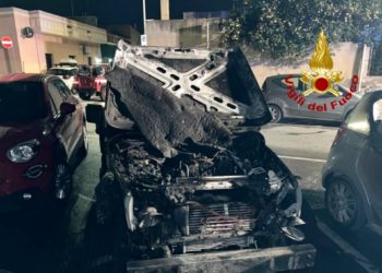 incendio di due auto in sosta a Pirri, i vigili del fuoco spengono le fiamme e mettono in sicurezza l’area e la sede stradale