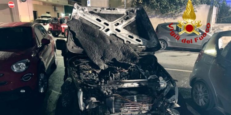 incendio di due auto in sosta a Pirri, i vigili del fuoco spengono le fiamme e mettono in sicurezza l’area e la sede stradale