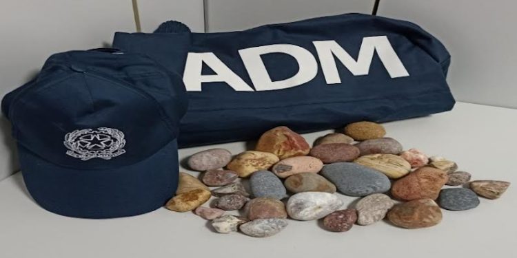 Sequestro di ciottoli ad un cittadino polacco all’aeroporto di Alghero