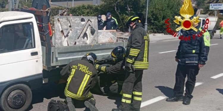 Santa Teresa di Gallura: incidente stradale in via Nazionale, sul posto i vigili del fuoco