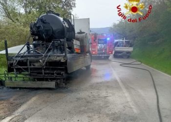 Bono: prende fuoco una cisterna di gasolio su un automezzo, intervengono i vigili del fuoco