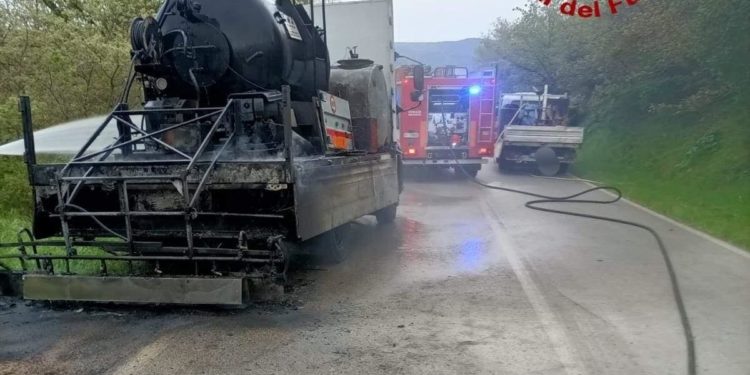 Bono: prende fuoco una cisterna di gasolio su un automezzo, intervengono i vigili del fuoco