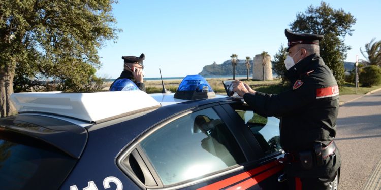 Travolto da un cavallo imbizzarrito mentre percorre il lungomare Poetto in bicicletta, un 42enne cagliaritano è finito al Pronto soccorso del Policlinico