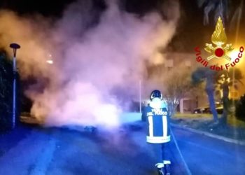 Cagliari: a fuoco un ciclomotore, intervengono i vigili del fuoco