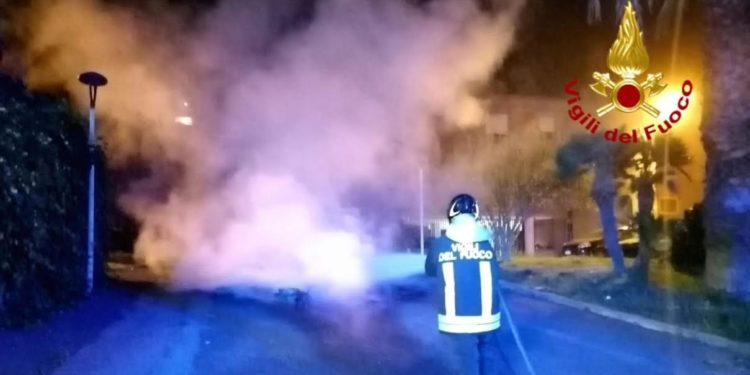 Cagliari: a fuoco un ciclomotore, intervengono i vigili del fuoco