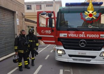 Sassari: incendio in un appartamento, i vigili del fuoco salvano una signora anziana asmatica