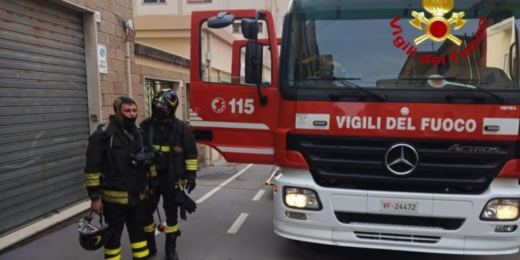 Sassari: incendio in un appartamento, i vigili del fuoco salvano una signora anziana asmatica
