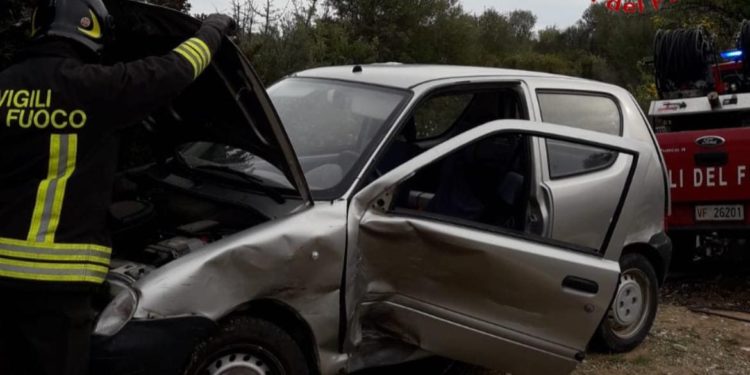 Incidente stradale sulla strada statale 125, sul posto i vigili del fuoco