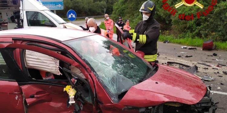 Sassari: incidente stradale in via Giovanni Paolo II, sul posto i vigili del fuoco