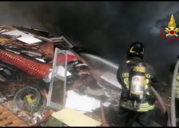 Incendio intorno al campo Rom di Selargius, sul posto i vigili del fuoco di Cagliari