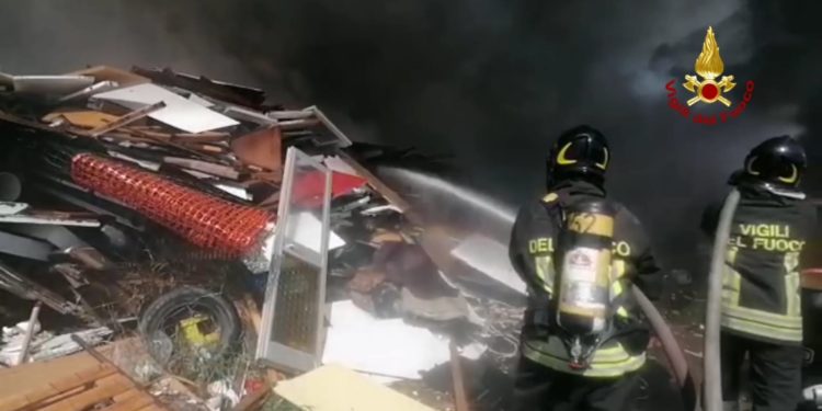 Incendio intorno al campo Rom di Selargius, sul posto i vigili del fuoco di Cagliari