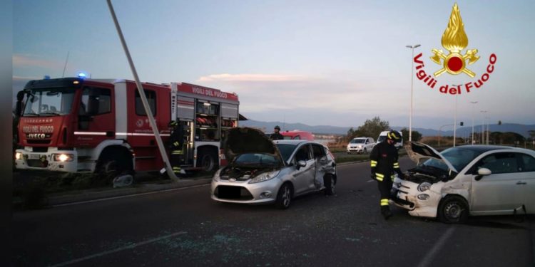 Incidente stradale in viale Poetto, i vigili del fuoco hanno messo in sicurezza i veicoli e la sede stradale
