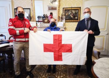 Sassari: il Comune espone la bandiera della Croce Rossa