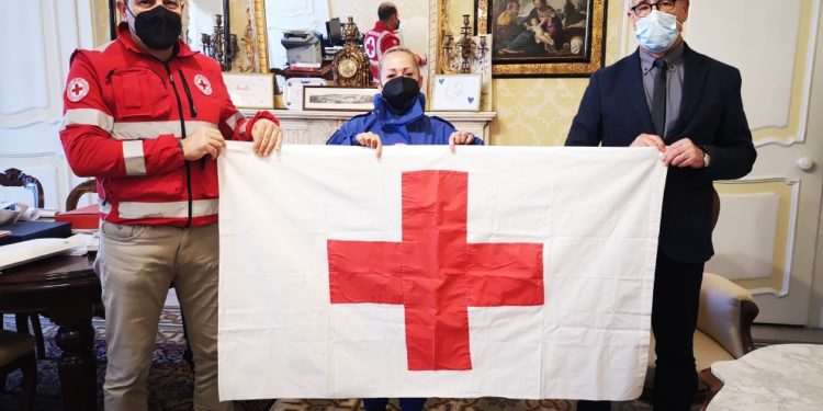 Sassari: il Comune espone la bandiera della Croce Rossa