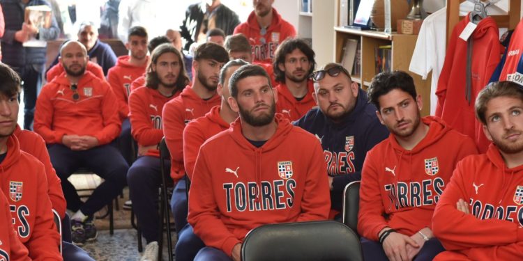A lezione di…Storia rossoblù.  La Torres in visita alla Biblioteca Popolare dello Sport in centro storico
