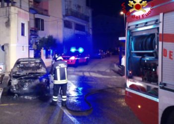 Orani: a fuoco un’auto, intervengono i vigili del fuoco