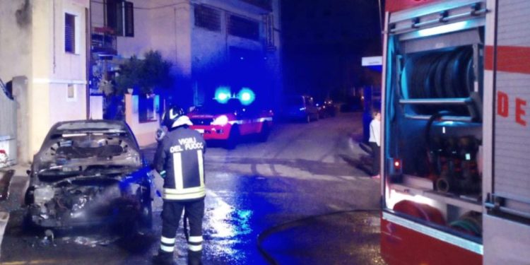 Orani: a fuoco un’auto, intervengono i vigili del fuoco