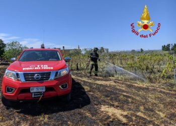 Sterpaglie a fuoco nelle campagne di Sorso, intervengono i vigili del fuoco