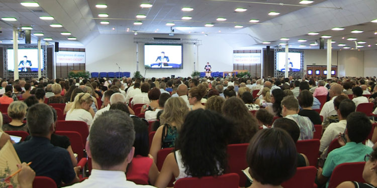 A partire dal 1° aprile 2022, i Testimoni di Geova di tutto il mondo hanno riaperto i luoghi di culto per partecipare alle riunioni in presenza