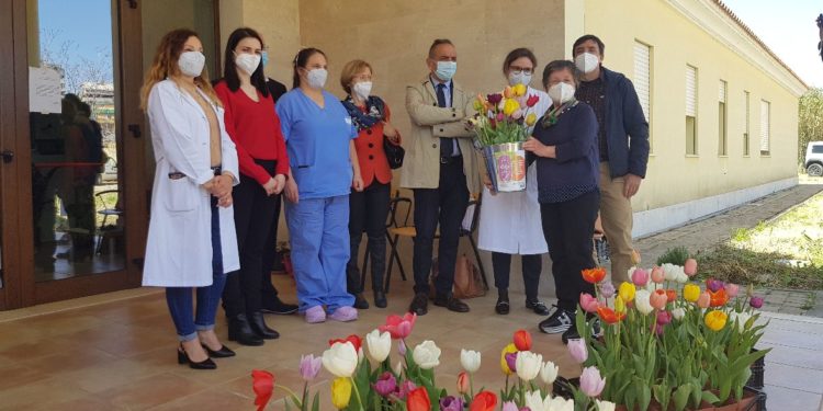 A Pimentel, “Il giardino di Lu” ha donato 100 tulipani all’hospice