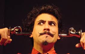 Domani, a Carloforte, l’artista di strada argentino Gaspar Peressinotti nello spettacolo Psychodelis, prodotto dal Teatro del Sottosuolo