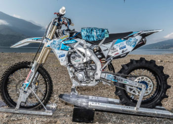 È in vendita all’asta la storica moto da cross con cui il pilota milanese Luca Colombo ha attraversato il lago di Como
