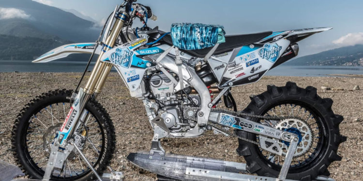È in vendita all’asta la storica moto da cross con cui il pilota milanese Luca Colombo ha attraversato il lago di Como
