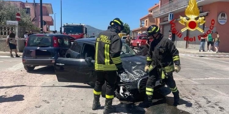 Olbia: incidente stradale in via Barcellona, sul posto i vigili del fuoco